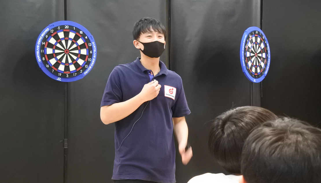 日本一オシャレな中高生向け児童館でダーツ講習会を行った新人プロ選手。